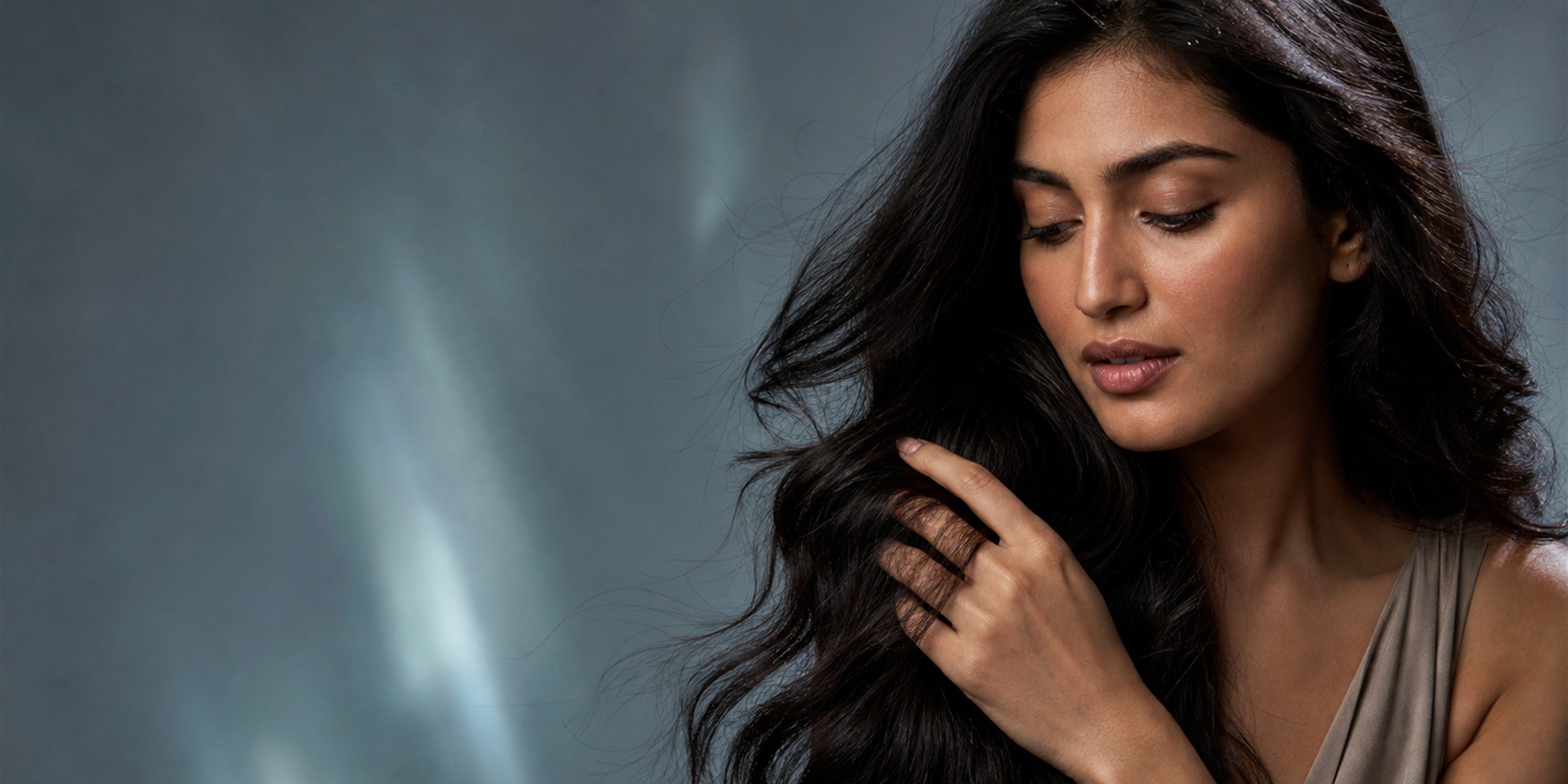 Smoothed hair with controlled frizz and flyaways